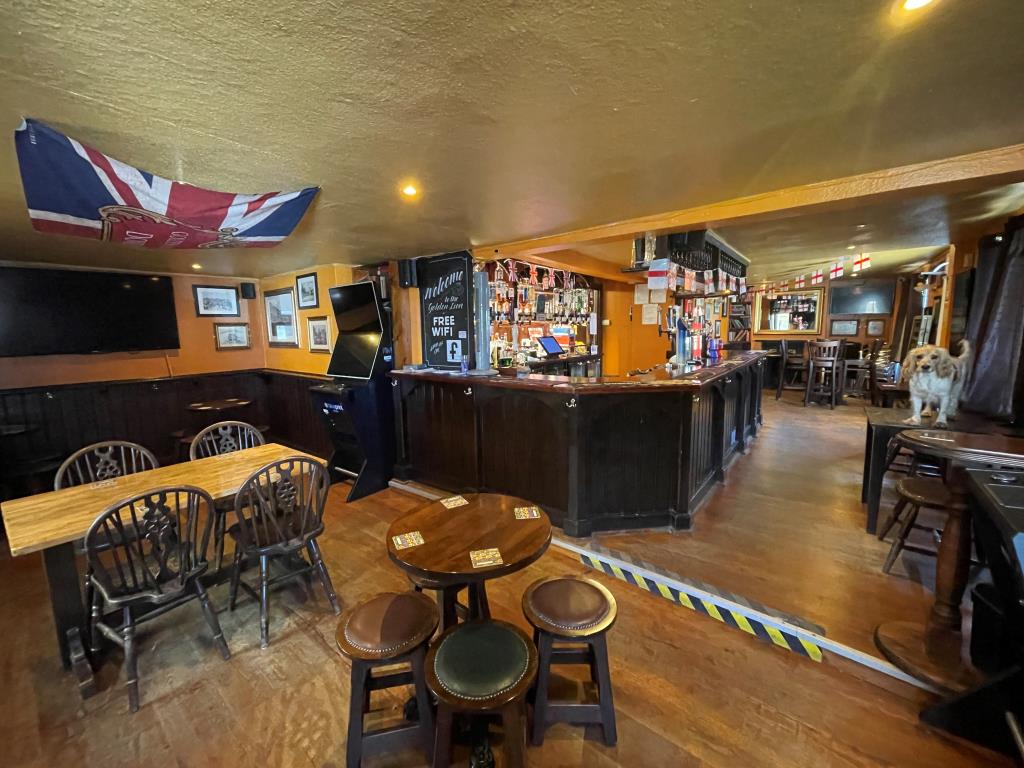 Lot: 108 - FREEHOLD PUBLIC HOUSE IN TOWN CENTRE - Bar area and seating